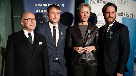 Der Schauspieler Daniel Brühl (rechts) posierte in der Französischen Botschaft zusammen mit seinem Schauspielkollegen Max Riemelt (zweiter von rechts) und dem französischen Premierminister Bernard Cazeneuve. 