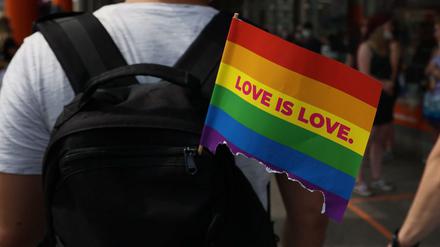 Beim CSD haben Zehntausende Menschen unter anderem gegen Homophobie demonstriert (Symbolbild von der Parade). 