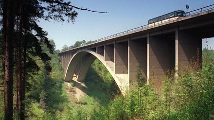 Der Täter hatte das Kind die Teufelstalbrücke heruntergeworfen. Sie steht unweit des Hermsdorfer Kreuzes in Thüringen an der Autobahn A4.