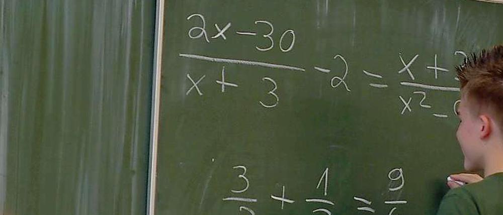 Schüler im Mathematikunterricht. Die Matheprüfungen beim Mittleren Schulabschluss sind in Berlin schwach ausgefallen.
