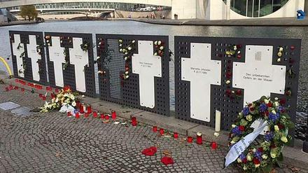 Alle sieben Mauerkreuze sind wieder zurück am Spreeufer neben dem Reichstag. Das Kreuz in der Mitte war auch vorher schon frei geblieben.