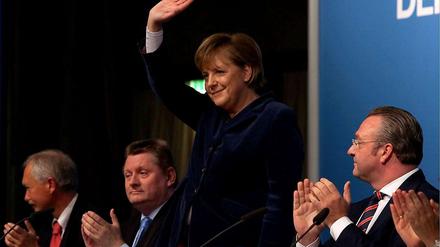 Wirbt an der Basis: Die Bundeskanzlerin genießt den Zuspruch – auch vom Berliner Parteichef Frank Henkel (rechts). 