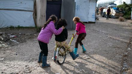 Kinder spielen im Flüchtlingslager Vial auf der griechischen Insel Chios. In den Flüchtlingslagern sind nach Angaben aus Athen um die 40 000 Menschen untergebracht, obwohl nur Platz für rund 7500 Menschen ist. 