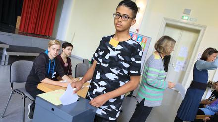 Minderjährige Schüler wählen bei der symbolischen U 18-Wahl zum Deutschen Bundestag in Berlin-Wedding.