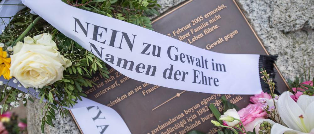 2005 wurde Hatun Sürücü von ihrem Bruder auf einer Berliner Straße erschossen. An der Stelle steht heute ein Gedenkstein. 
