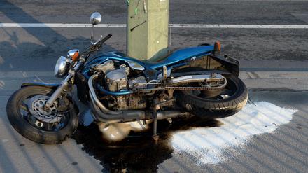 Ein Motorrad liegt nach einem Unfall auf dem Fußweg in Berlin. Die Zahl der tödlichen Unfälle ist in Berlin in diesem Jahr bisher vergleichsweise gering. Foto: Foto: Soeren Stache/dpa