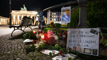 In Gedenken an den ermordeten Lehrer in Paris wurden vor der Französischen Botschaft in Berlin Blumen niedergelegt.