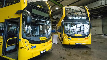 Die zwei Bus-Prototypen Alexandra und Dennis in einer Halle der BVG.