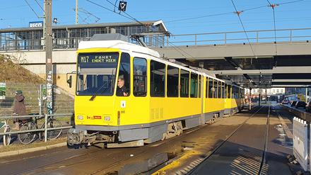 Die Fahrt endet für Tatra-Straßenbahnen bald völlig. Hier ein Zug im Januar am S-Bahnhof Schöneweide.