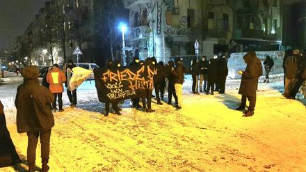 "Friede den Hütten, Krieg den Palästen." Die Demo gegen die Räumung begann in der Rigaer Straße. 