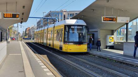 Seit 2015 fährt die Straßenbahn bis zum Hauptbahnhof, die Haltestelle hat ausnahmsweise ein Dach. 
