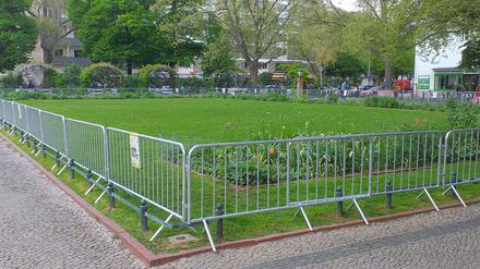 Neu aufgestellter Zaun um Grünanlage auf dem Savignyplatz in Berlin-Charlottenburg.