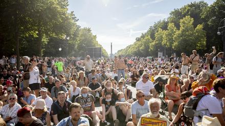 Tausende protestierten am Samstag in Berlin gegen die Corona-Auflagen.