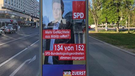 Auf einem der gefälschten SPD-Plakate in Berlin steht: 134 von154 SPD-Bundesabgeordneten stimmten gegen die Rettung von Flüchtlingen aus Moria.