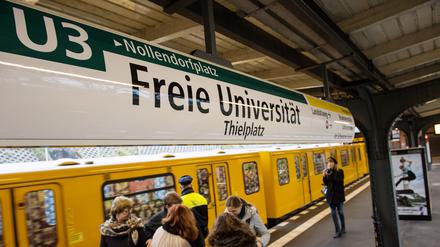 «Freie Universität - Thielplatz» steht am 09.12.2016 in Berlin auf dem Schild am U-Bahnhof der U3. Dort wurde der neue Namen des ehemaligen Bahnhofs Thielplatz feierlich neu angebracht Foto: Paul Zinken/dpa +++(c) dpa - Bildfunk+++ | Verwendung weltweit