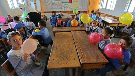 Seid ihr alle da? Palästinensische Schüler sitzen in einem Klassenzimmer einer Schule des Hilfswerks der Vereinten Nationen für palästinensische Flüchtlinge (UNRWA) in Deir al-Balah. Das Hilfswerk warnte schon 2018 vor einem Finanzierungsloch des Bildungsfonds bis Ende September des vergangenen Jahres. 