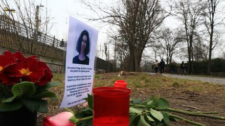 Niedergelegte Blumen am Fundort der ermordeten Susanne F. 
