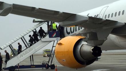 Ausstieg in Budapest. Passagiere und Crew des Condor-Flugs mussten die Maschine verlassen.