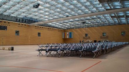 Die angelieferten Feldbetten im Körber-Sportzentrum am Donnerstagvormittag. 