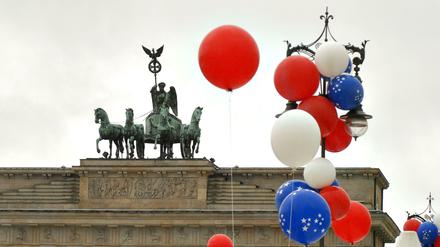 99 Luftballons. Zur Eröffnung der US-Botschaft zum Unabhängigkeitstag 2008 gab es ein Fest vor dem Brandenburger Tor. 