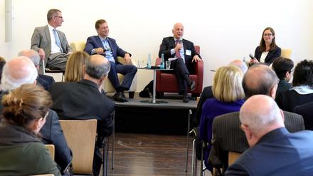 Allan Reich (M.) moderierte das Gespräch mit Malte Lehming (l.), Mathias Müller von Blumencron (2.v.l.) und Anna Sauerbrey (r.).