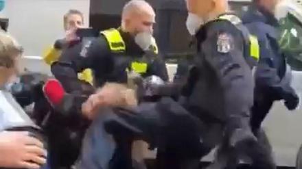 Der Polizist versetze einem Festgenommenen einen Kniestoß ins Gesicht.