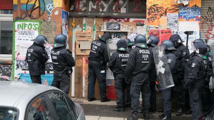 Polizeibeamte stehen in der Rigaer Straße (Archivbild).