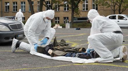 Auch Ermittler müssen üben: Polizisten untersuchen in Ruhleben den "Tatort" eines nachgestellten Terroranschlags.
