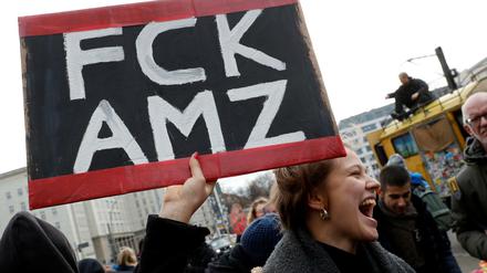 Am Samstagnachmittag haben Menschen gegen den geplanten Amazon-Sitz in Berlin-Friedrichshain demonstriert. 
