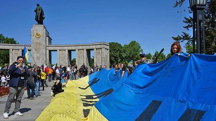 Diese 25 Meter lange Flagge der Ukraine vor dem sowjetischen Ehrenmal an der Straße des 17. Juni wurde später von der Berliner Polizei eingesammelt.