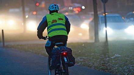 Teile von CDU und Polizeigewerkschaft fordern eine Warnwestenpflicht für Radfahrer. Sinnvoll sind die reflektierenden Überzieher allemal.