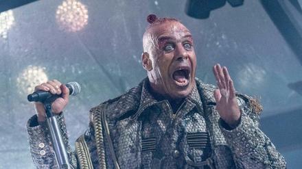 Till Lindemann, Frontsänger der deutschen Rockband Rammstein, singt in der Commerzbank-Arena.