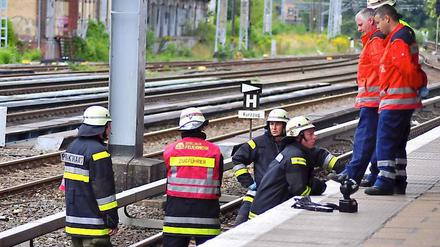 Rettungskräfte an der Unglücksstelle am S-Bahnhof Greifswalder Straße.