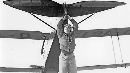 Heinz Rühmann, Schauspieler, Regisseur und Sportflieger, mit seiner De Havilland "Motte" in Staaken, 1935