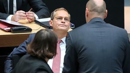 Der Regierende Bürgermeister von Berlin, Michael Müller (SPD), verfolgt am 28.09.2017 im Abgeordnetenhaus in Berlin die Debatte um die Schlussfolgerung aus dem Volksentscheid über die Offenhaltung des Flughafens Tegel.