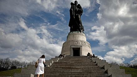 Für Sonntagvormittag ist unter anderem am Sowjetischen Ehrenmal im Treptower Park eine russische Gedenkveranstaltungen zum Tag der Befreiung angekündigt.