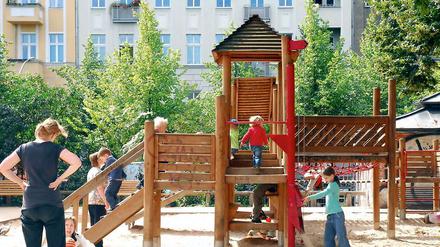 Gesplittertes Holz, defekte Seile und fehlende Absturzsicherungen: Berliner Spielplätze schnitten bei einer Untersuchung der Dekro noch schlechter ab als im Vorjahr. 