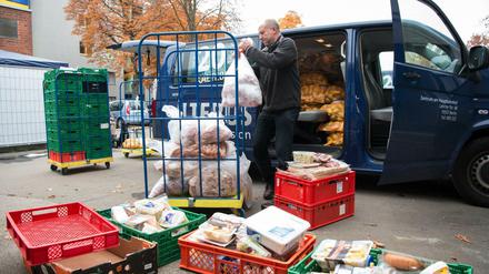 Helfer laden Lebensmittel aus einem Fahrzeug an der Notübernachtungsstelle der Berliner Stadtmission in der Nähe des Hauptbahnhofs in Berlin. 