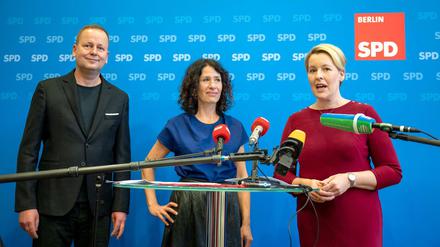 Franziska Giffey, Bettina Jarasch und Klaus Lederer geben ein gemeinsames Pressestatement nach den Sondierungsgesprächen.