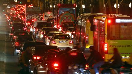 Fünf Tage und vier Stunden jährlich stehen Berliner Autofahrer im Stau.