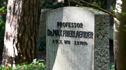 Das Grab von Max Friedlaender auf dem Stahnsdorfer Friedhof.