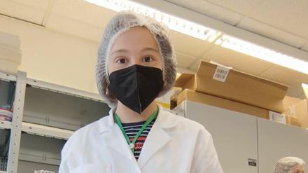 Ins Labor nur mit Haarnetz, Kittel und Handschuhen: Schülerin Lilly-Johanna beim Girls' Day an der TU.