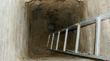 In dieser mit Betonteilen zugeschüttete Jauchegrube in Fürstenwalde wurden 2011 die sterblichen Überreste einer Frau entdeckt.