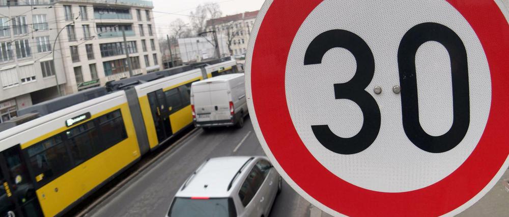 Ein Geschwindigkeitsschild für Tempo 30 ist auf der Berliner Allee am 05.01.2016 in Berlin zu sehen. 
