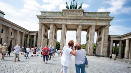Einige trauen sich schon wieder Urlaub in Berlin zu machen - langsam spürt das auch die Tourismusbranche.