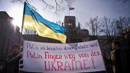 Ukrainische Demonstranten vor der Russischen Botschaft.