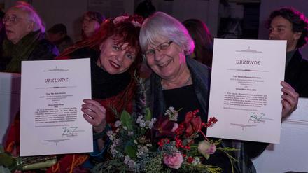 Preispremiere. Die Aktionskünstlerin Ute Donner (links) und Polit-Putz-Aktivistin Irmela Mensah-Schramm erhielten den Silvio-Meier-Preis gegen Rechtsextremismus. Die Würdigung wurde in diesem Jahr erstmals vom Bezirk Friedrichshain-Kreuzberg verliehen. 
