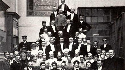 Ein Gruppenfoto mit dem Personal des Victoria-Cafés aus dem Jahre 1902.