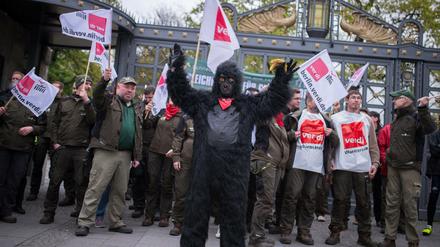 Mitarbeiter des Berliner Zoos stehen am 08.05.2017 während eines Warnstreiks vor dem Zoo in Berlin. 