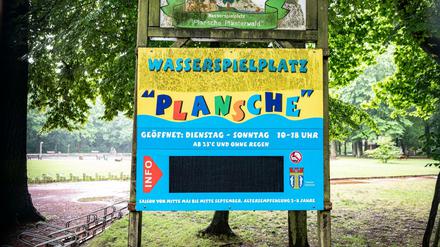 Das Eingangsschild des Wasserspielplatz "Plansche" im Plänterwald. Eine Frau mit nackter Brust hat hier einen Polizeieinsatz ausgelöst. 